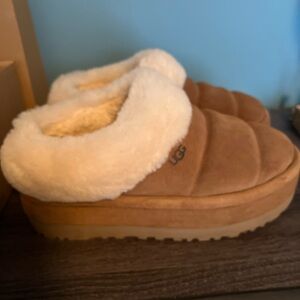 UGG Tazzlita platform slippers size 10